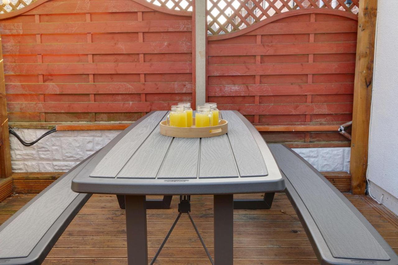 Holiday home #upmarket, Exceptional 4 Bed House, With Free Parking, Close To Amenities And Supermarkets Sheffield