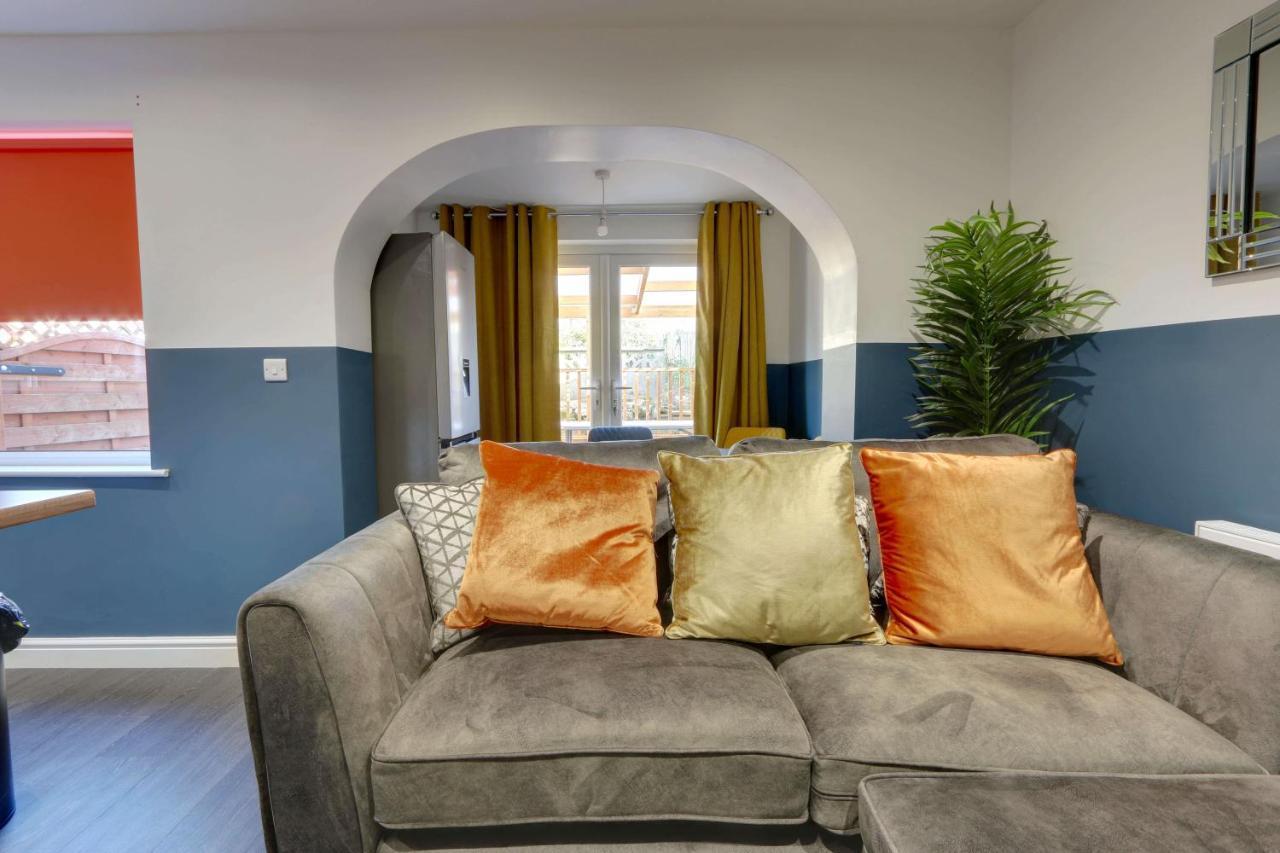 #upmarket, Exceptional 4 Bed House, With Free Parking, Close To Amenities And Supermarkets Holiday home Sheffield