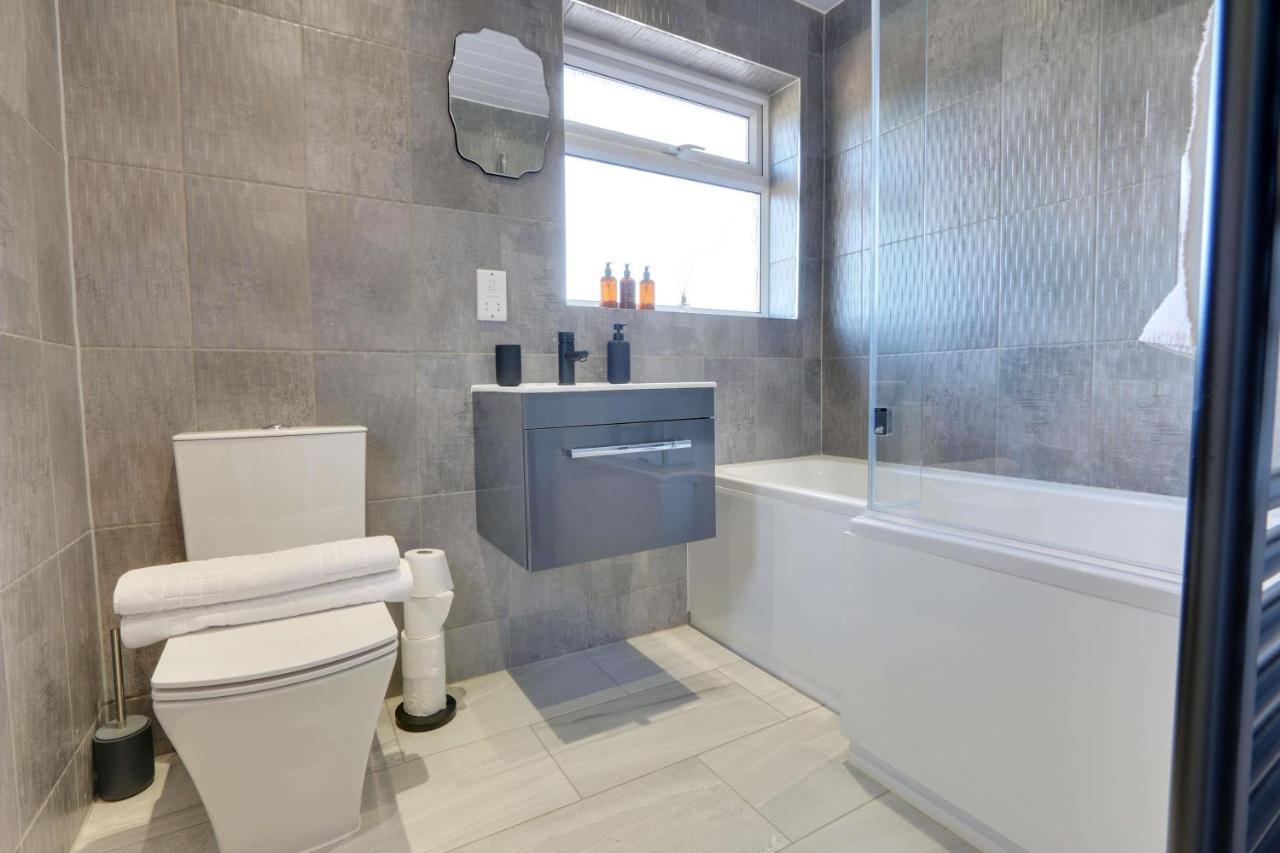 #upmarket, Exceptional 4 Bed House, With Free Parking, Close To Amenities And Supermarkets Sheffield