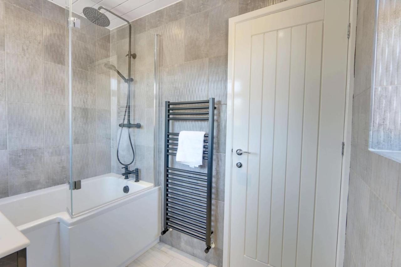 #upmarket, Exceptional 4 Bed House, With Free Parking, Close To Amenities And Supermarkets Sheffield