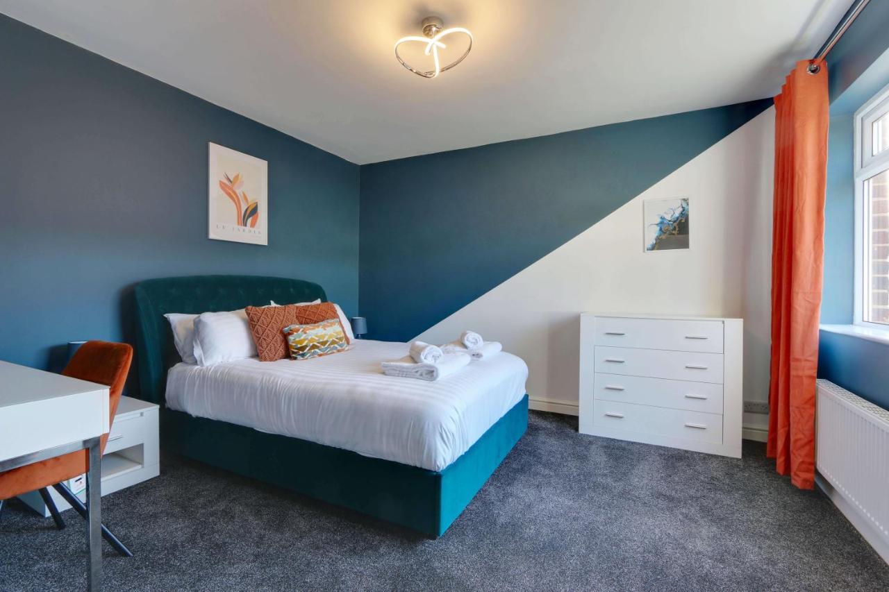 Holiday home #upmarket, Exceptional 4 Bed House, With Free Parking, Close To Amenities And Supermarkets