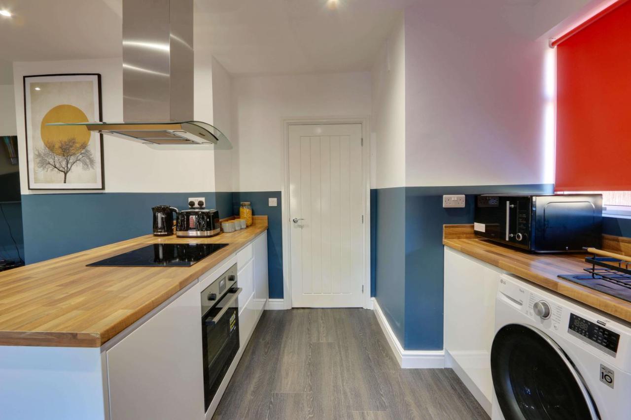 #upmarket, Exceptional 4 Bed House, With Free Parking, Close To Amenities And Supermarkets Holiday home