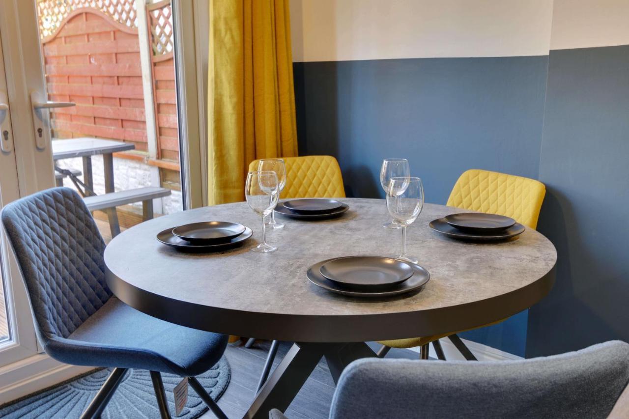 #upmarket, Exceptional 4 Bed House, With Free Parking, Close To Amenities And Supermarkets Holiday home *