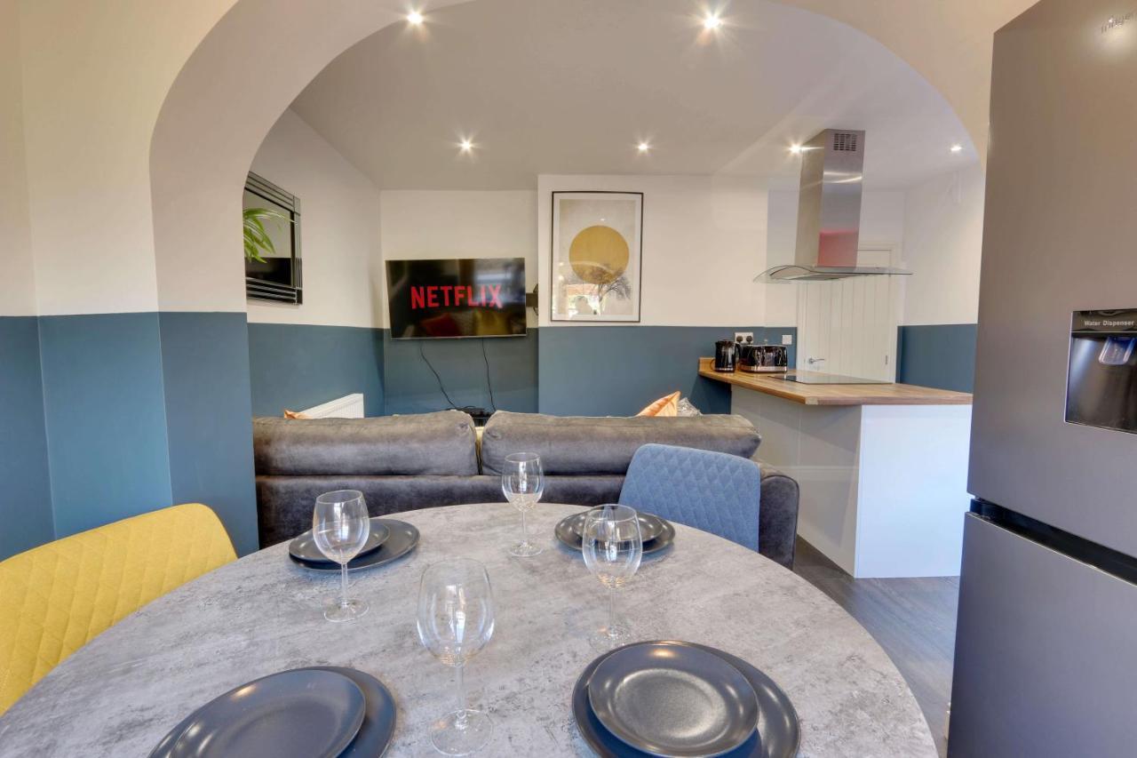 Holiday home #upmarket, Exceptional 4 Bed House, With Free Parking, Close To Amenities And Supermarkets *