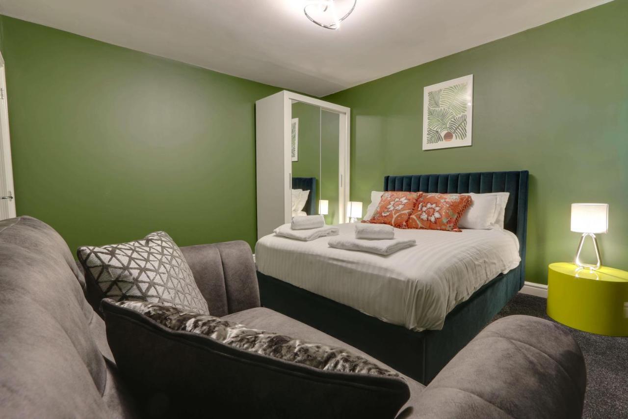 #upmarket, Exceptional 4 Bed House, With Free Parking, Close To Amenities And Supermarkets