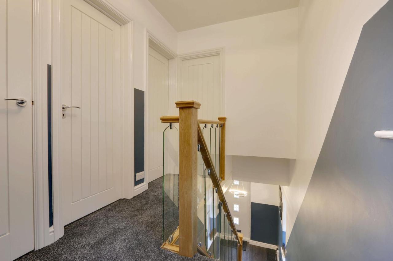 Holiday home #upmarket, Exceptional 4 Bed House, With Free Parking, Close To Amenities And Supermarkets *