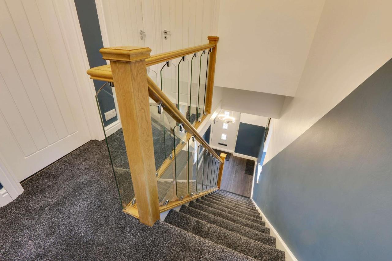 Holiday home #upmarket, Exceptional 4 Bed House, With Free Parking, Close To Amenities And Supermarkets Sheffield