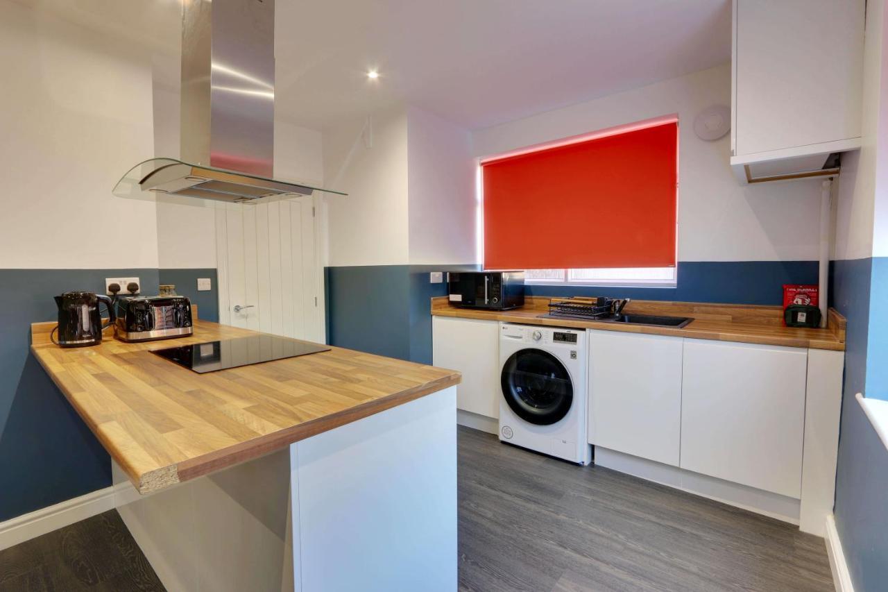 Holiday home #upmarket, Exceptional 4 Bed House, With Free Parking, Close To Amenities And Supermarkets Sheffield