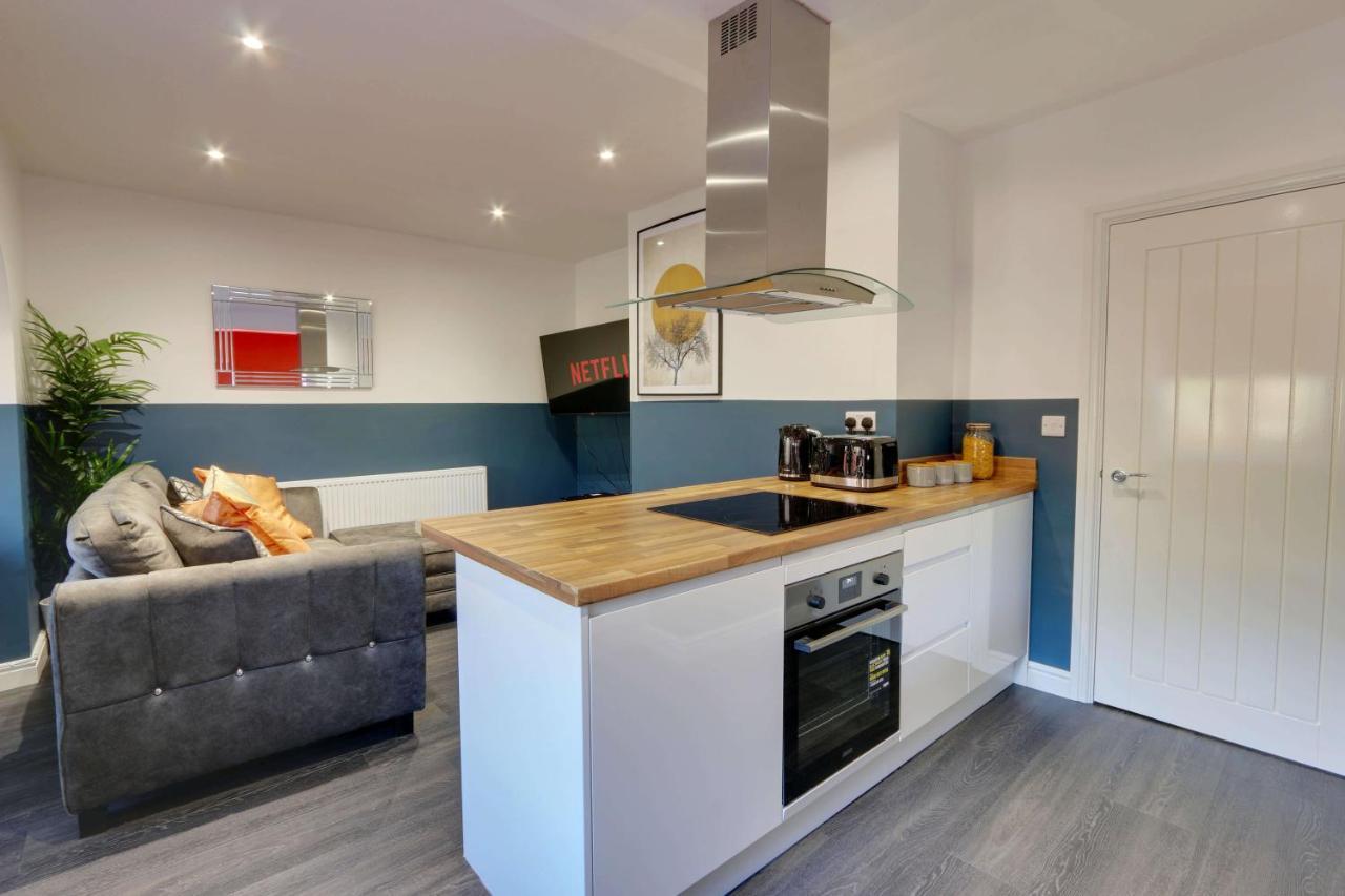 Holiday home #upmarket, Exceptional 4 Bed House, With Free Parking, Close To Amenities And Supermarkets *