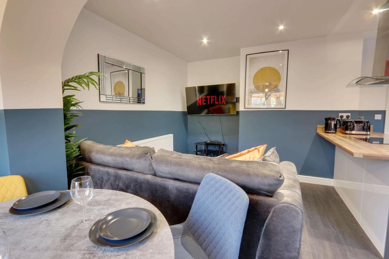 #upmarket, Exceptional 4 Bed House, With Free Parking, Close To Amenities And Supermarkets Holiday home *