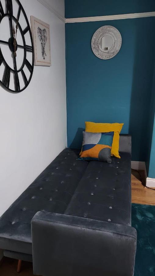 Hilltop Place , Parkway M1 J33 *