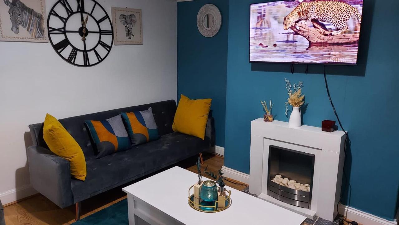 Hilltop Place , Parkway M1 J33 Holiday home