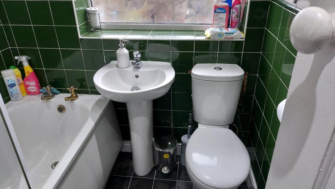 Holiday home Hilltop Place , Parkway M1 J33 *