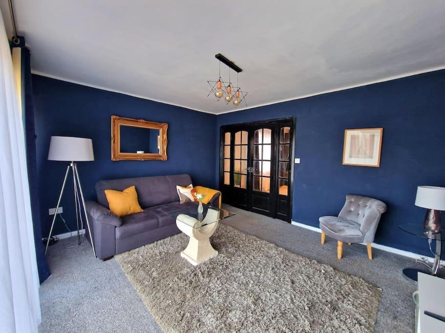 Casa de férias Stunning Gem Detached With Drive