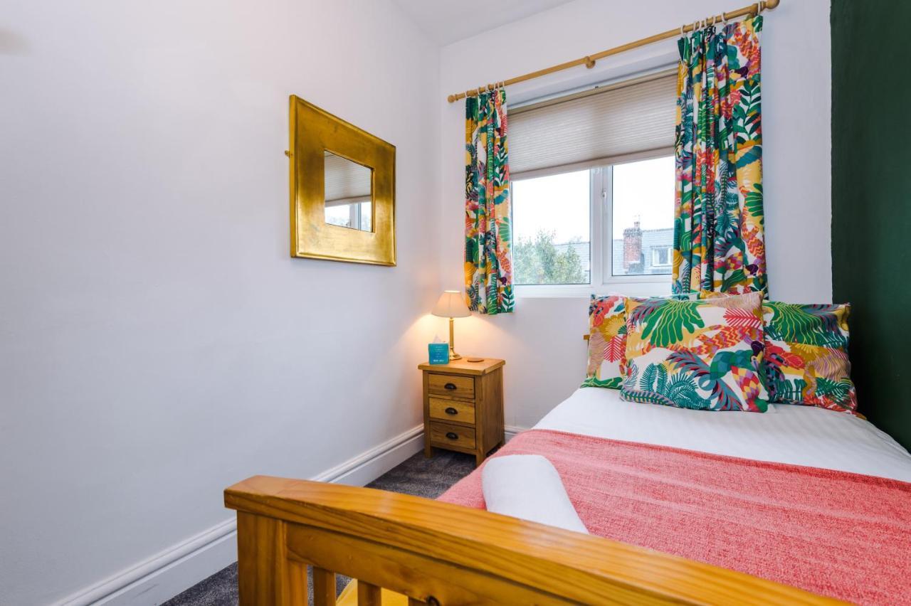 Cosy House With Garden & Parking,