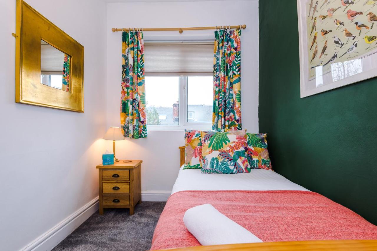 Cosy House With Garden & Parking, Sheffield