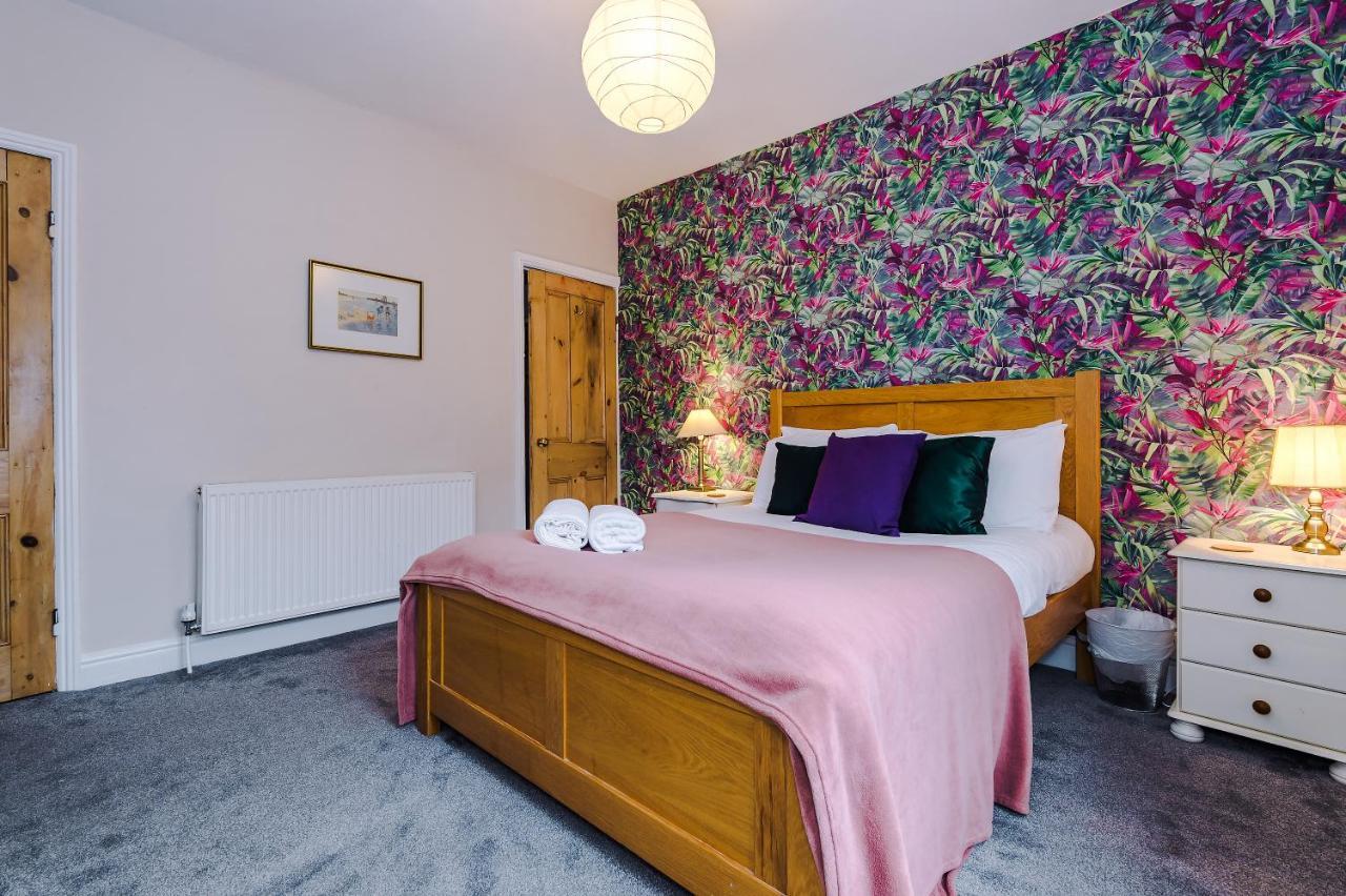 Holiday home Cosy House With Garden & Parking, *