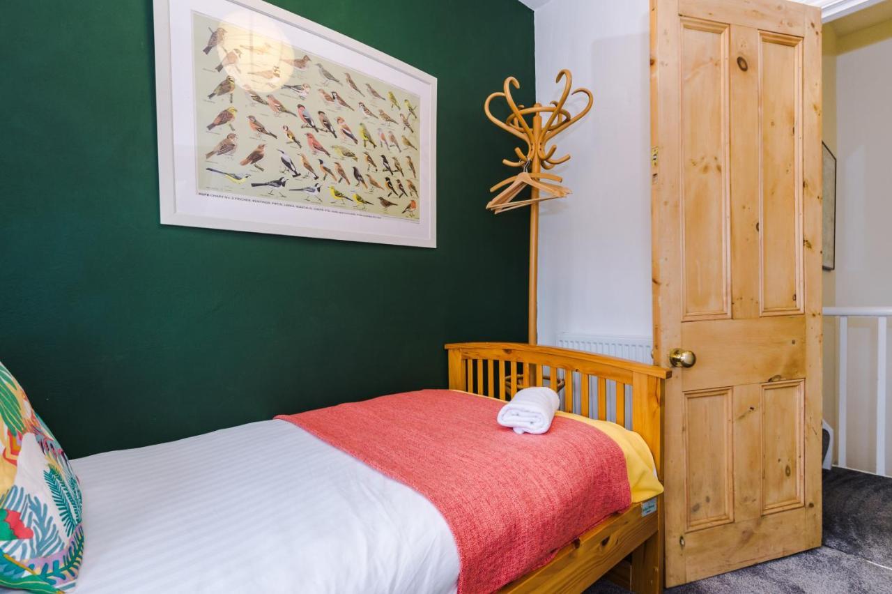 Cosy House With Garden & Parking, Holiday home *