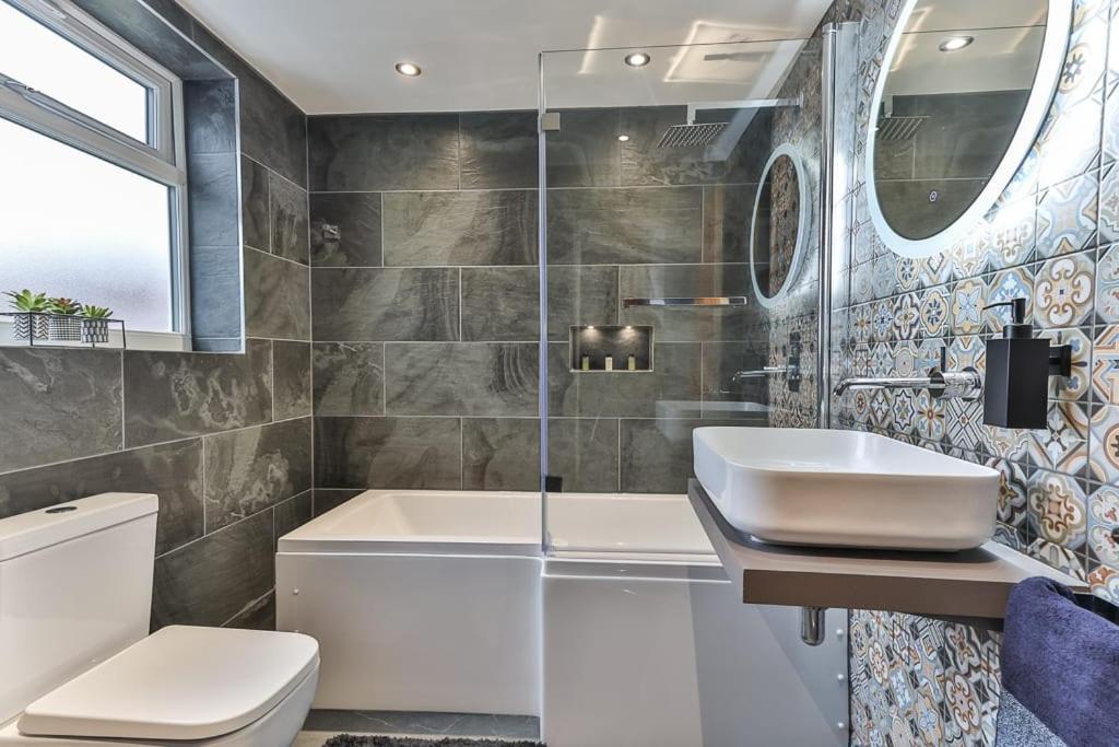 Luxury Spacious Pad With Games *