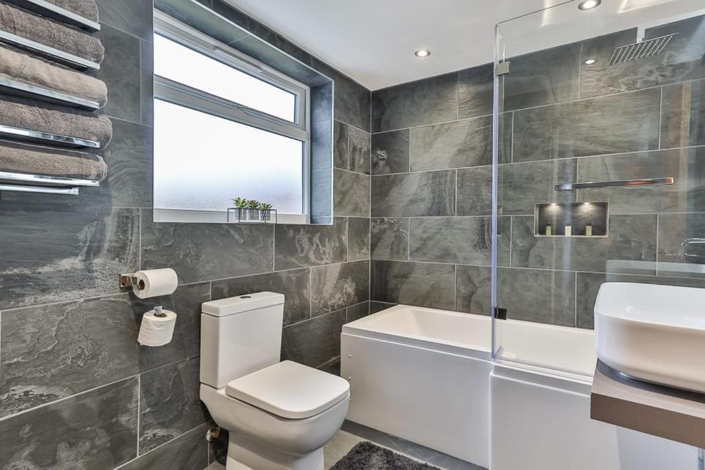 Luxury Spacious Pad With Games