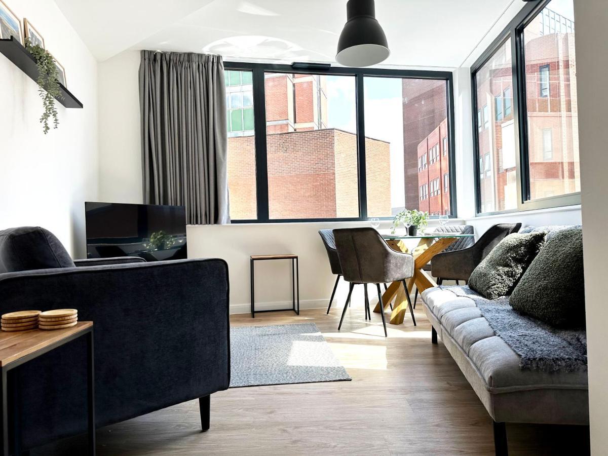123 Queen Street - Crowd Luxury *