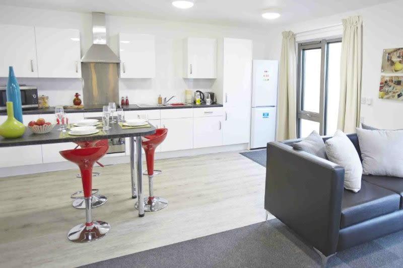 Ensuite Bedrooms With Shared Kitchen And At Century Square In Apartamento *