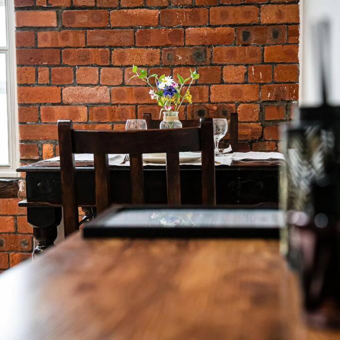 Victoria Quays Warehouse Apartment: Pet-friendly Centre Apartment Sheffield