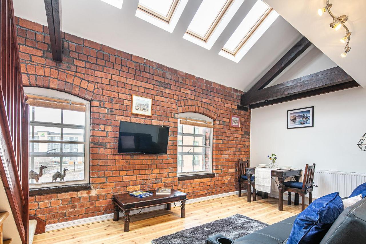 Victoria Quays Warehouse Apartment: Pet-friendly Centre Apartment *