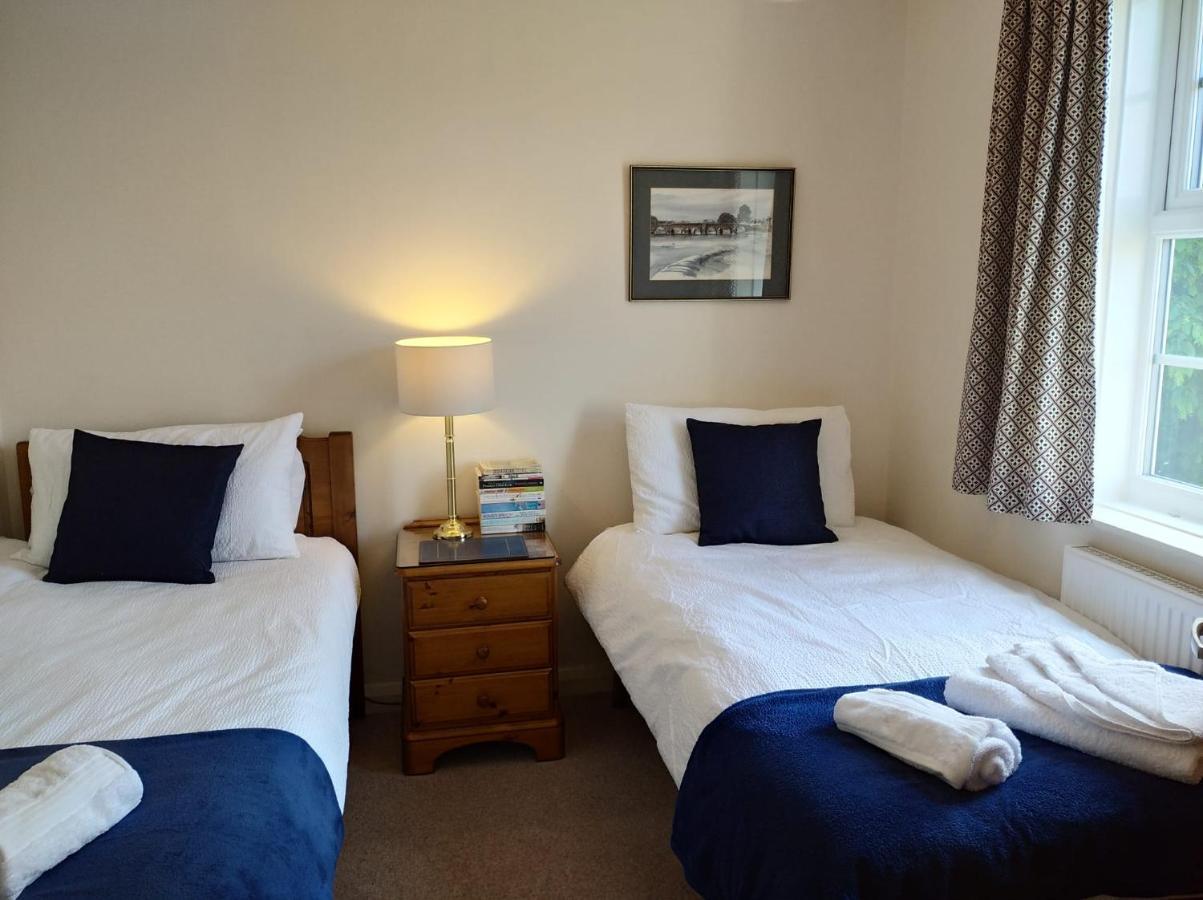 Spacious 4 Bedroom House With Garden And Parking
