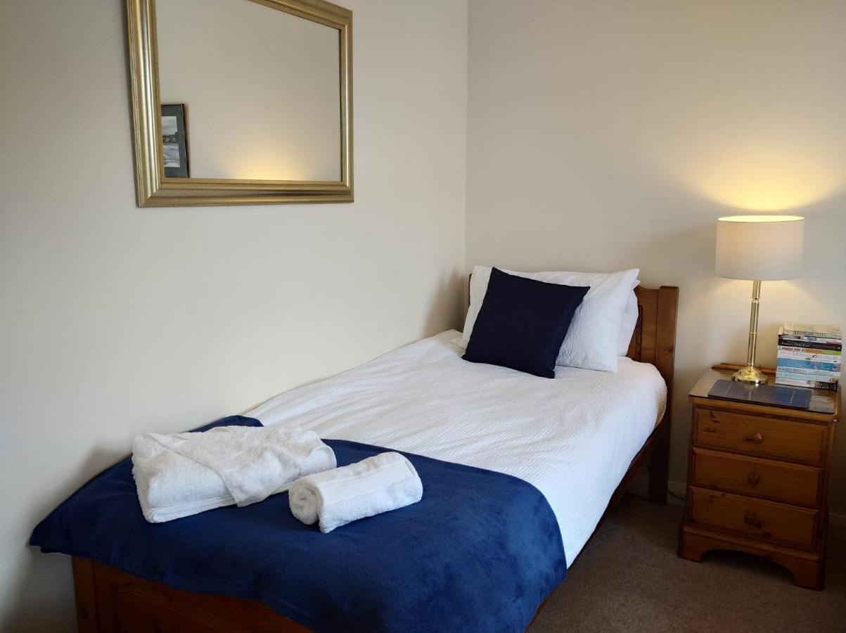 Holiday home Spacious 4 Bedroom House With Garden And Parking *