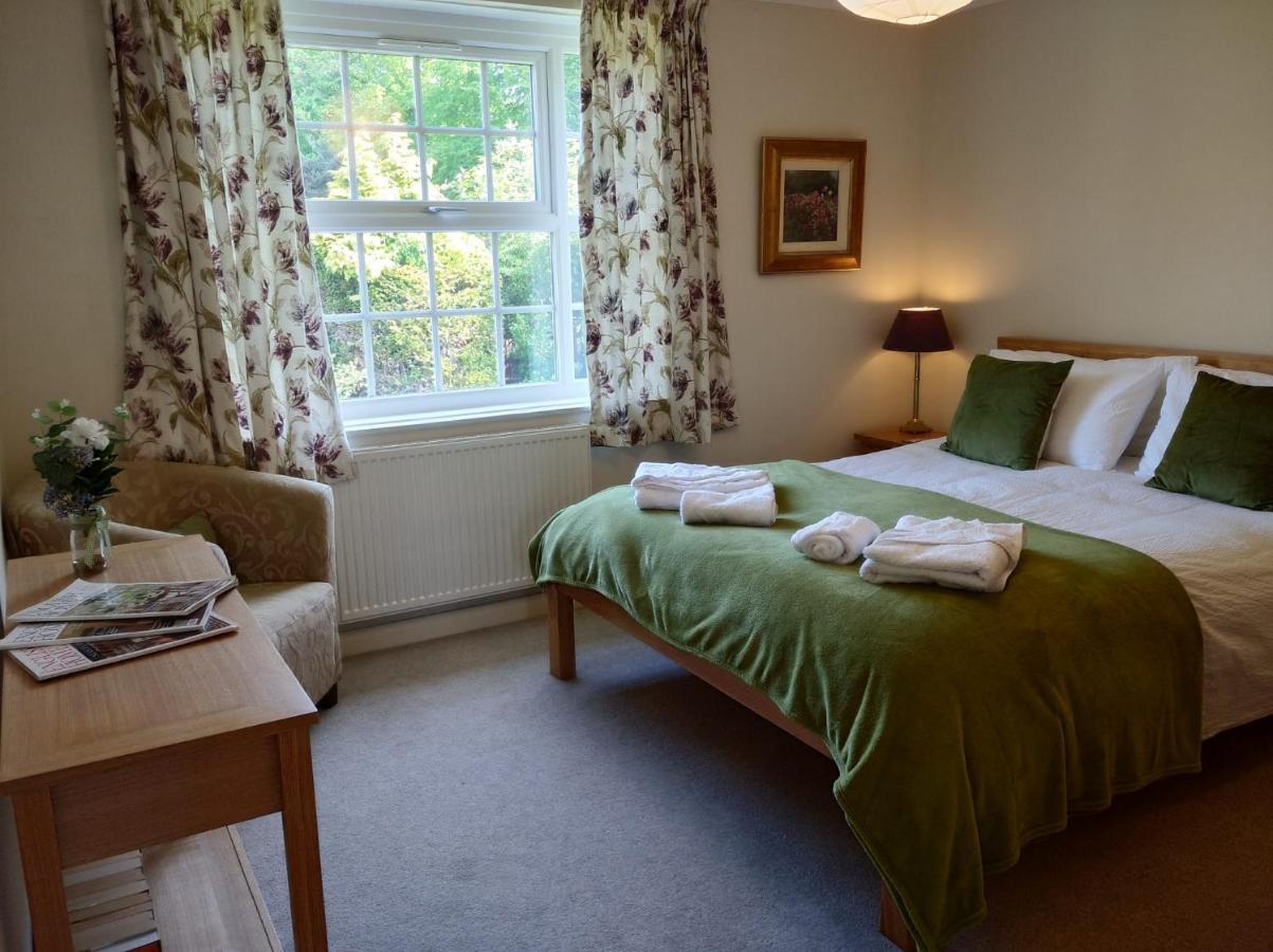 Spacious 4 Bedroom House With Garden And Parking