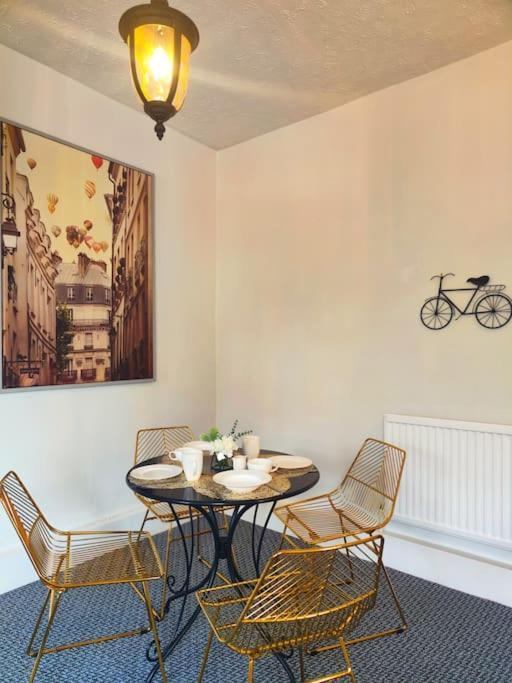 Elite Living - Centre Accommodates Up To 4 Apartment *