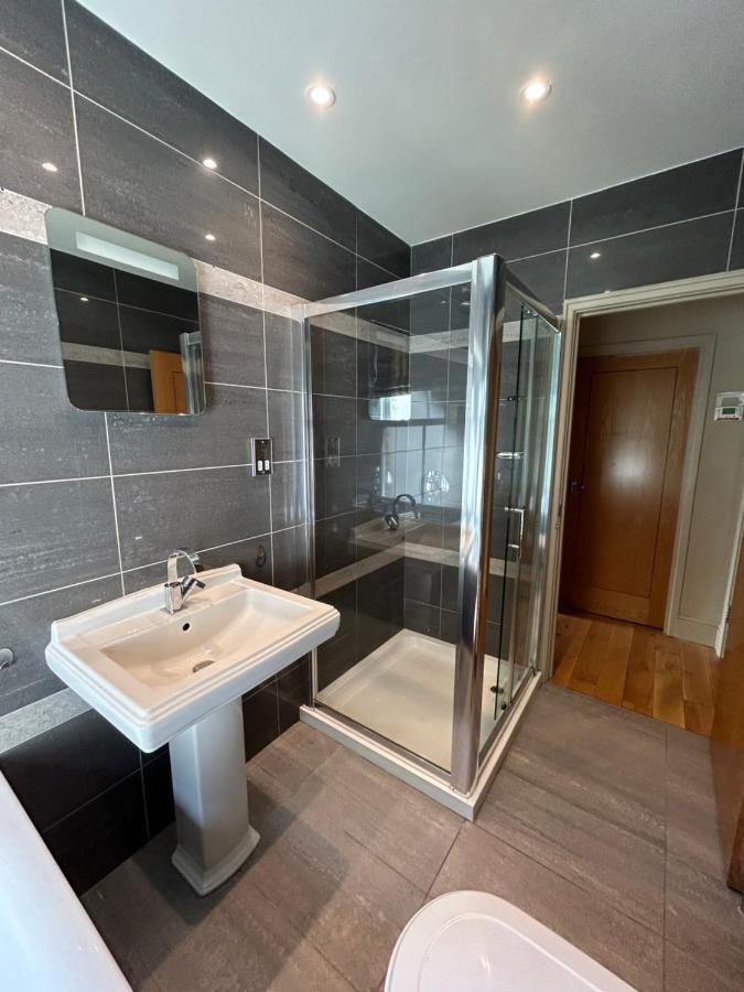 Luxury - Great Location Apartment