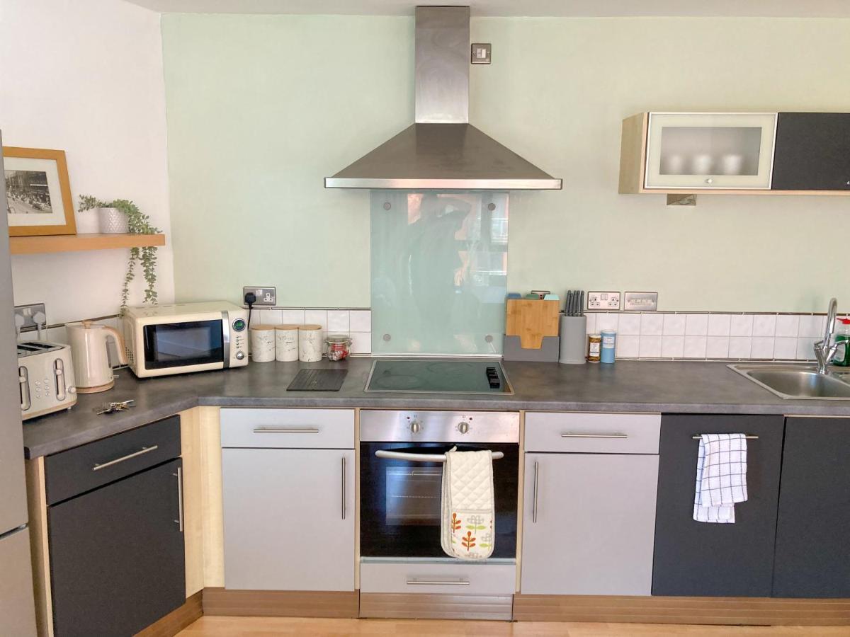 Perfect For Relocation & Business- Near Hospital Apartment Sheffield