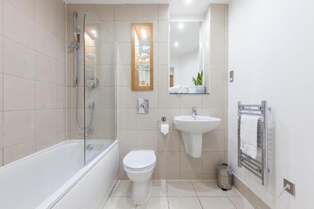 Exquisite One Bedroom In The Heart Of Centre Apartment *