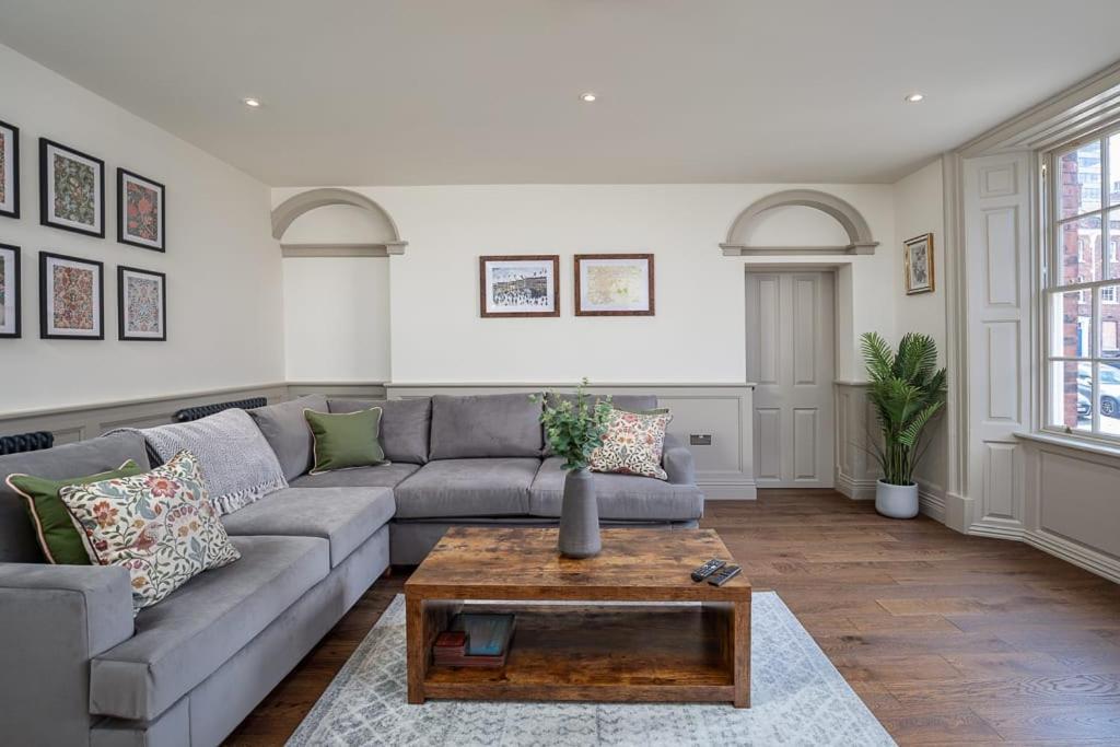 Paradise Square-remodelled 18th Century Apartment *
