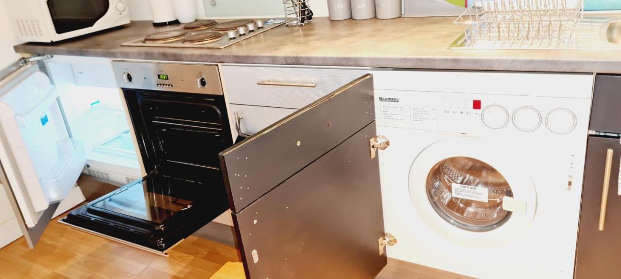 Exquisite One Bedroom In The Heart Of Centre Apartment