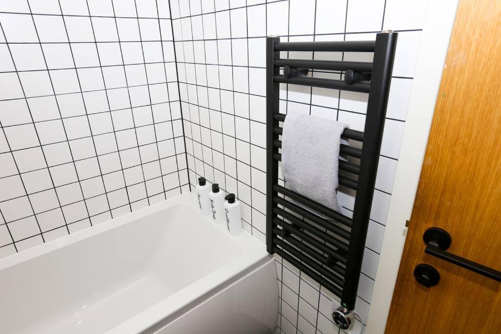 Stayzo_nichols Building_spacious 3-bedroom Apartment *
