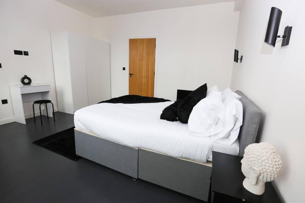 Stayzo_nichols Building_spacious 3-bedroom Apartment