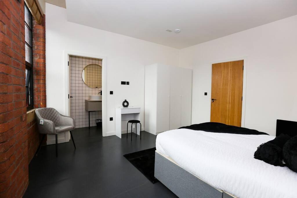 Stayzo_nichols Building_spacious 3-bedroom Apartment