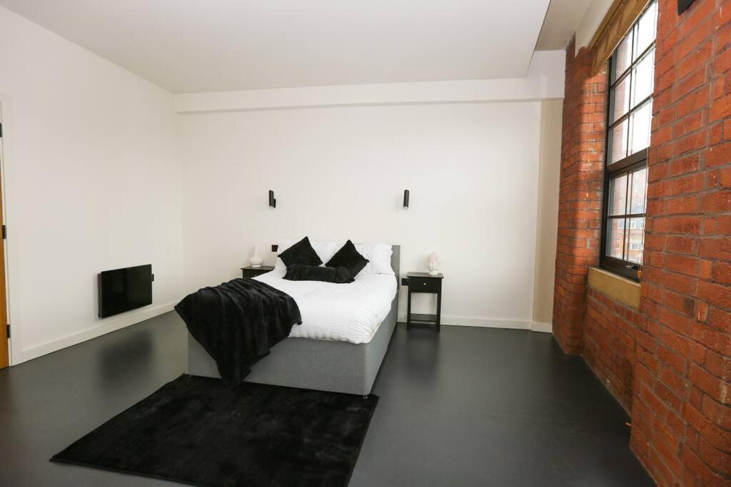 Stayzo_nichols Building_spacious 3-bedroom Apartment