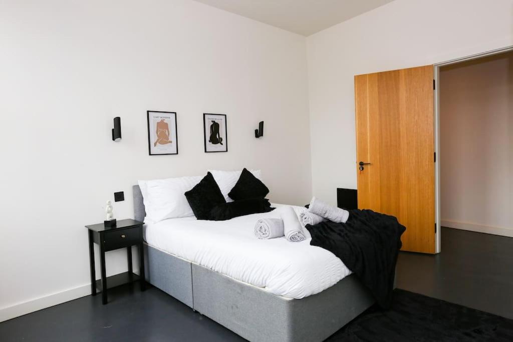 Stayzo_nichols Building_spacious 3-bedroom *