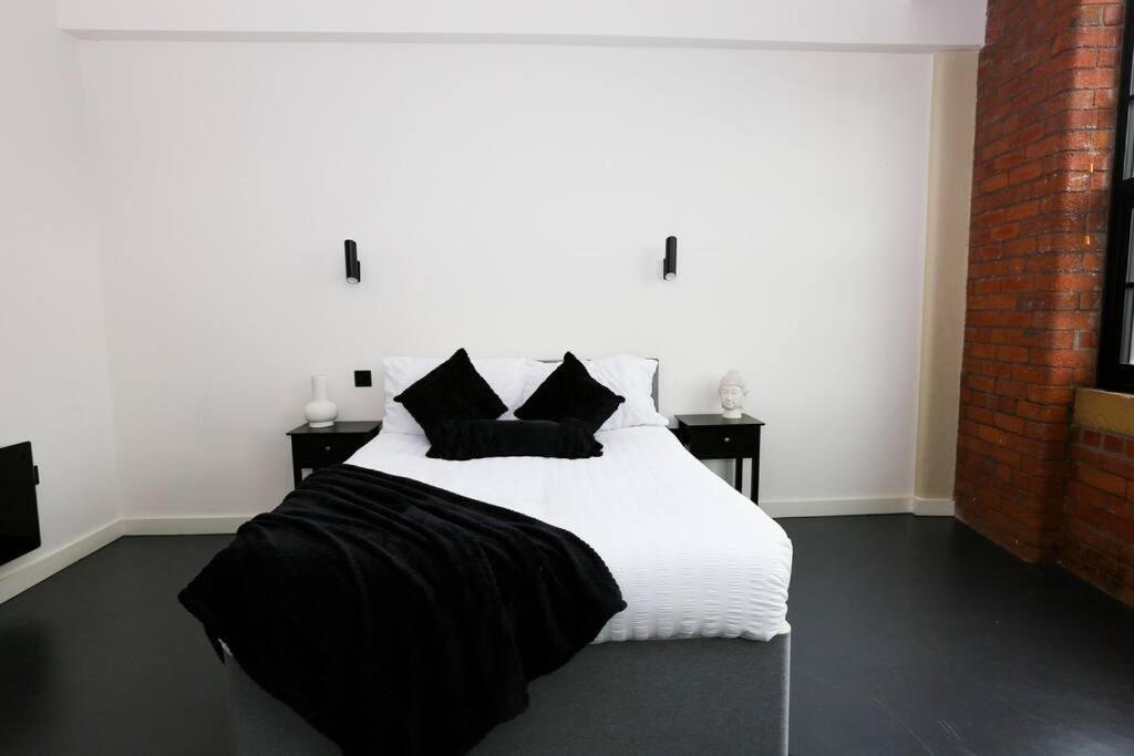 Stayzo_nichols Building_spacious 3-bedroom Apartment *