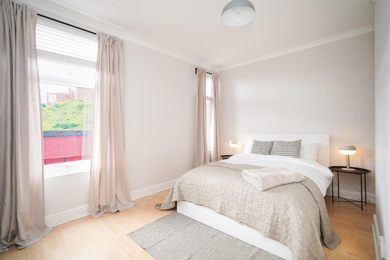 Stadium View, Entire Private House, Close To Centre, Free Wifi Apartment *