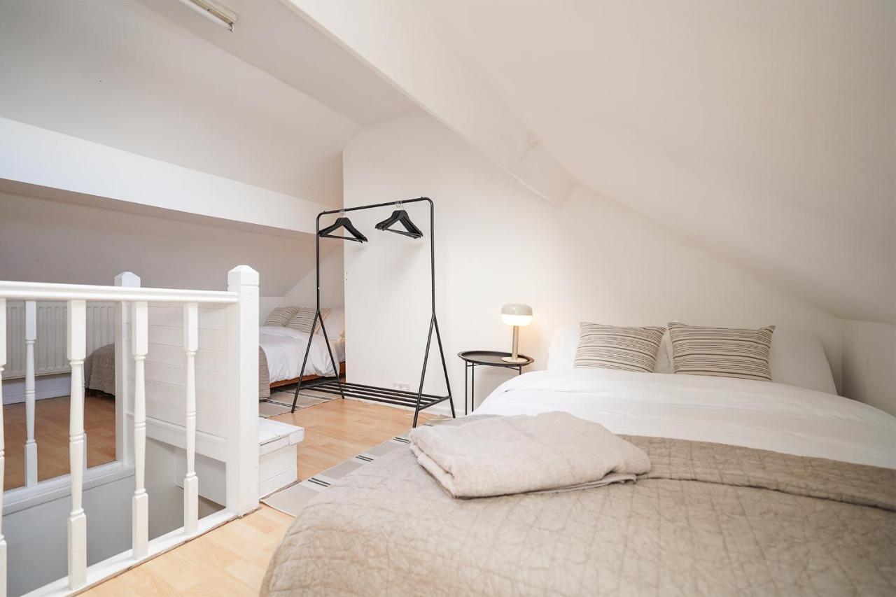 Stadium View, Entire Private House, Close To Centre, Free Wifi Apartment *