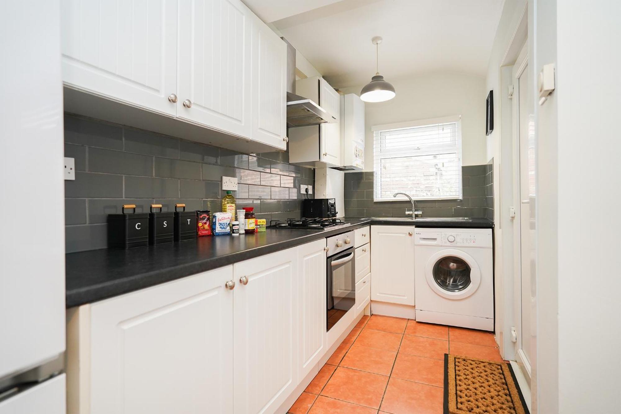 Stadium View, Entire Private House, Close To Centre, Free Wifi Apartment *
