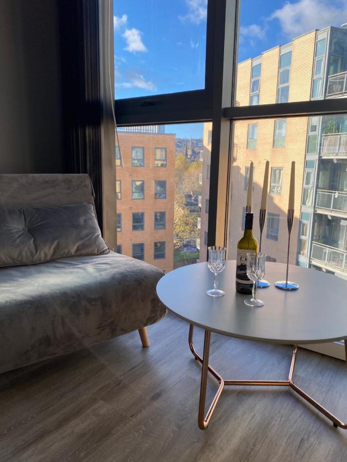Deluxe Centre With Balcony & Views - Free Wifi Netflix, Gym Access - Westone