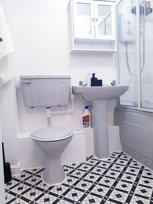 Hyde Park - Park Hill - - 2 Bedrooms - Free On-site Parking - Netflix - Fast Wifi *