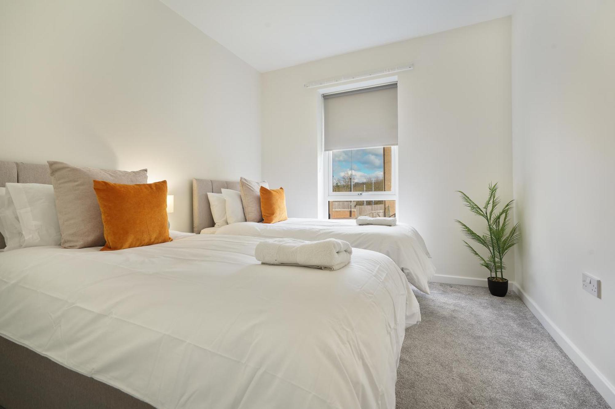 Apartment Mersey Way, Spacious 3 Bed Home, Close To Centre & Free Driveway Parking - Perfect For Workers, Groups & Families - Hosted By Host Save