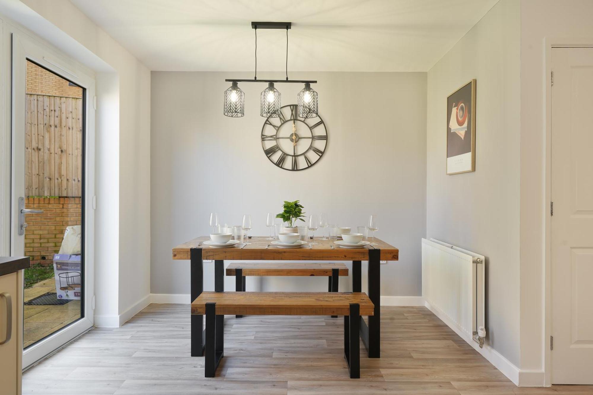 Mersey Way, Spacious 3 Bed Home, Close To Centre & Free Driveway Parking - Perfect For Workers, Groups & Families - Hosted By Host Save